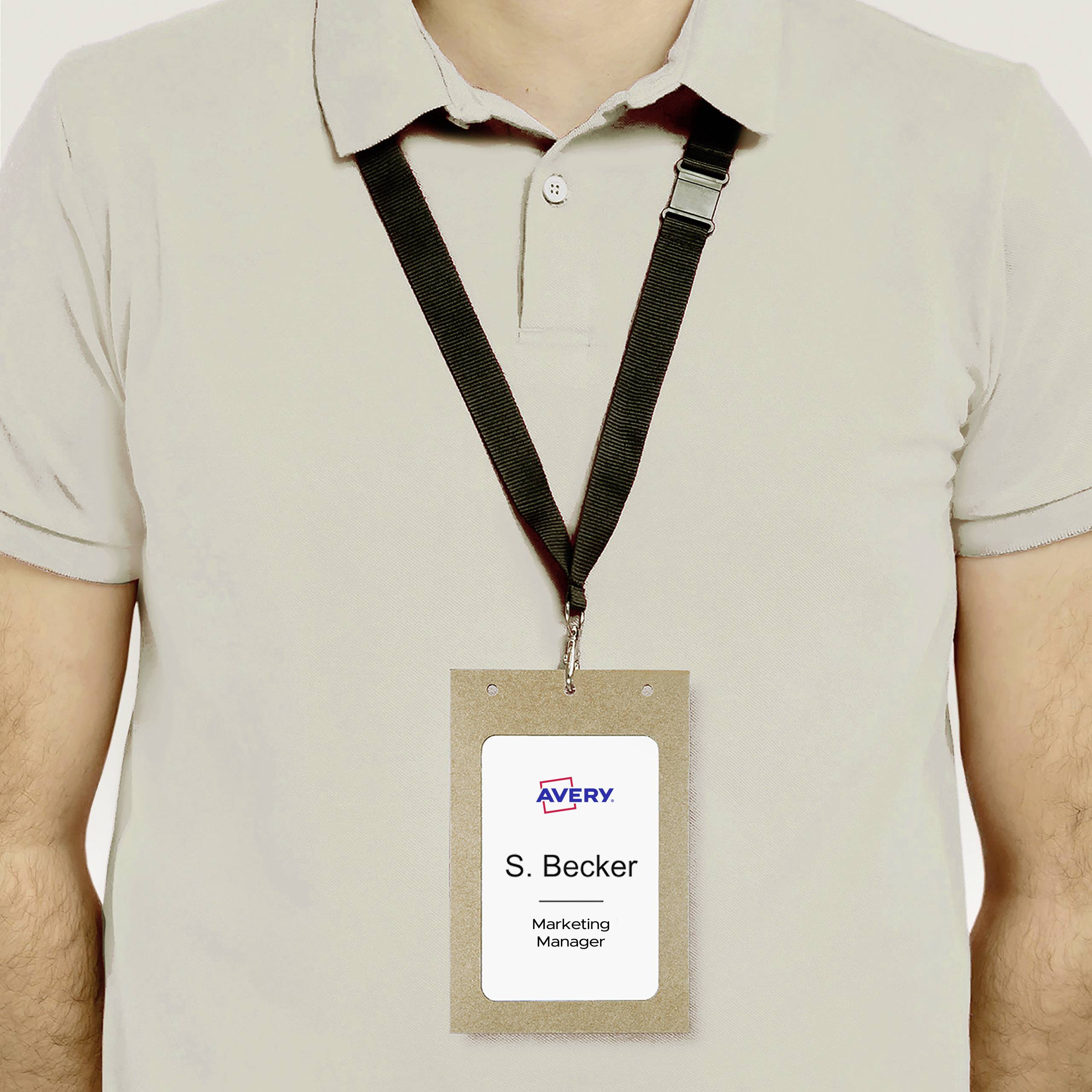 Osoba nosi identyfikator na szyi z napisem 'S. Becker, Kierownik ds. Marketingu' w biurze.