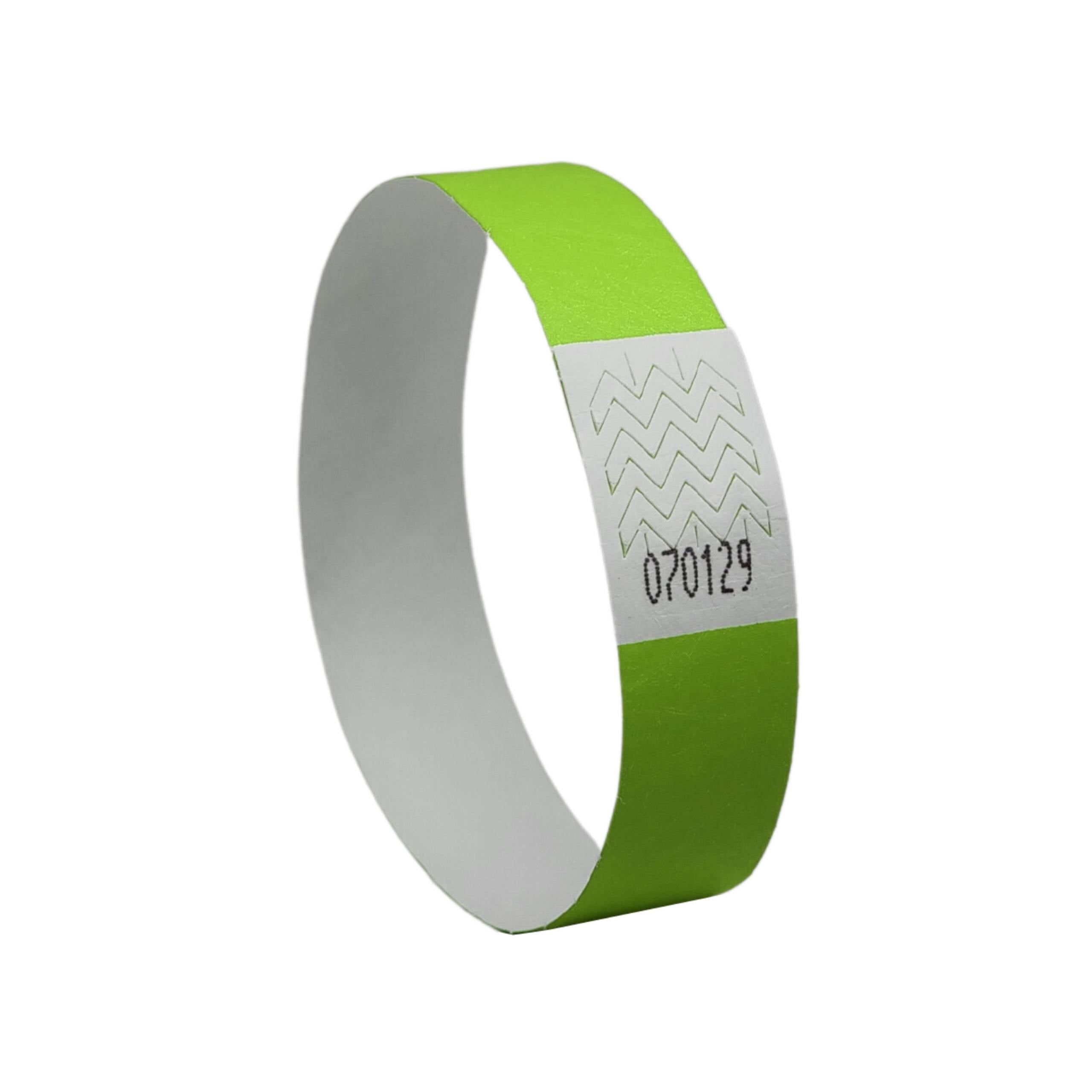 Zielona opaska wejściowa z numerem '070129' wydrukowanym czarną czcionką na białym polu, często używana podczas imprez lub festiwali.