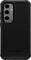 Czarna obudowa OtterBox z trzema wycięciami na obiektywy, dopasowana do smartfona, zapewnia wytrzymałą ochronę dzięki wzmocnionym narożnikom.