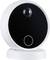 Okrągła, biała kamera bezpieczeństwa z czarnym panelem czołowym i wzorem koła na dolnej krawędzi.