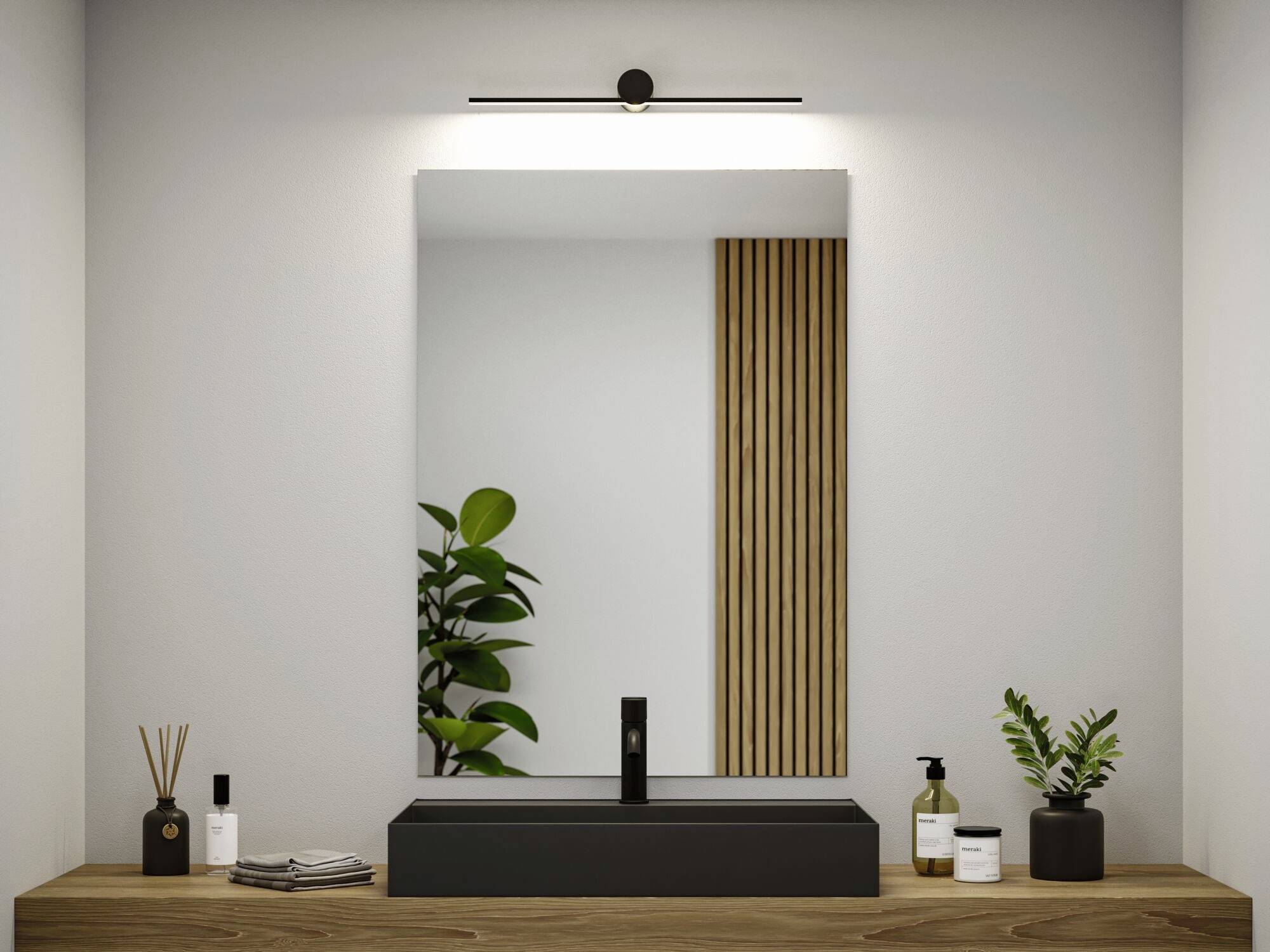 Nowoczesne urządzenie łazienki z dużym lustrem, czarną umywalką, roślinami i dodatkami na drewnianej półce.