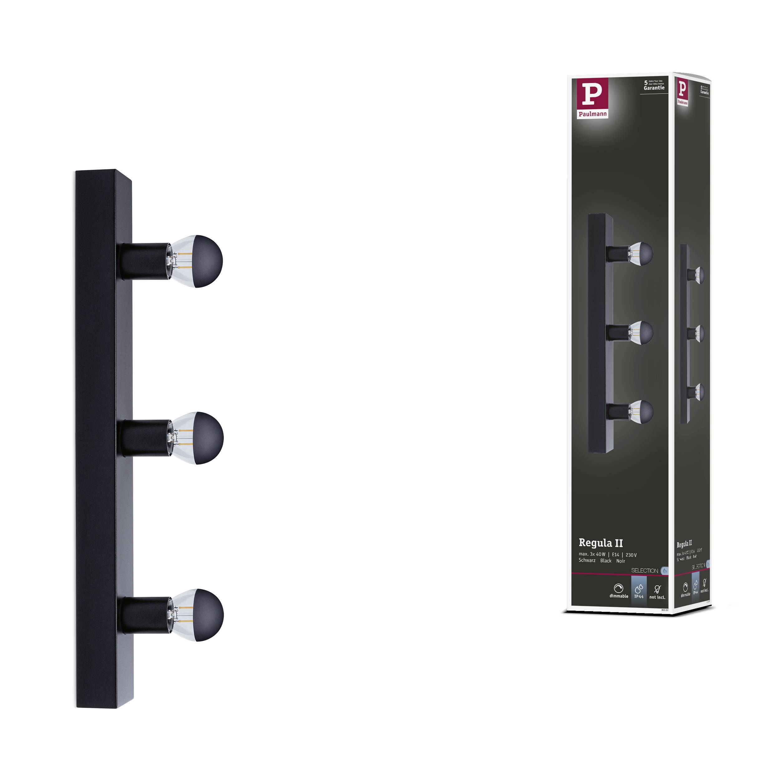 Czarna lampa ścienna z trzema regulowanymi reflektorkami. W tle opakowanie prezentujące markę i nazwę modelu 'Regula II'.
