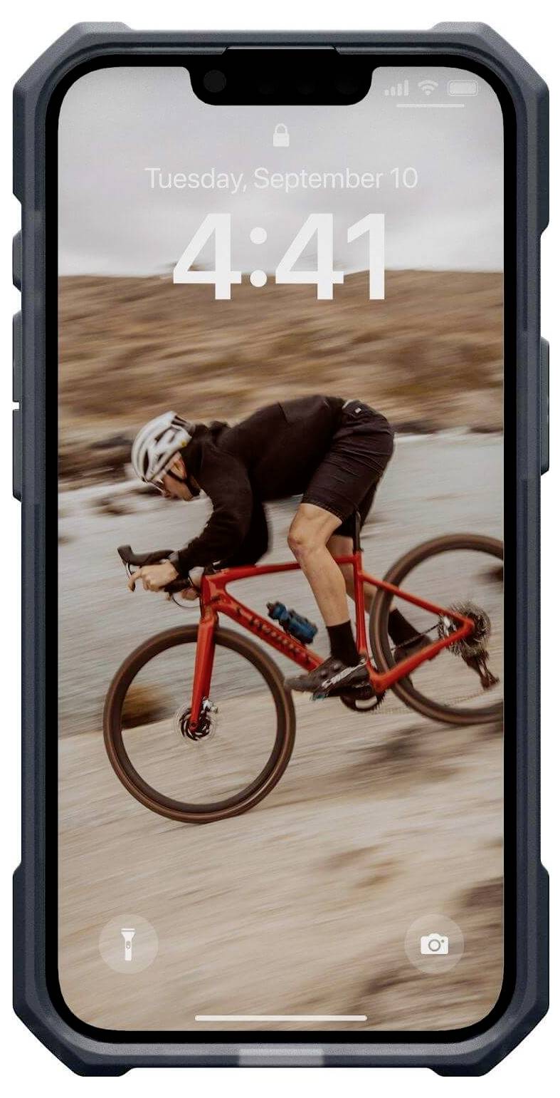 Osoba jedzie czerwonym rowerem wzdłuż piaszczystej drogi. Ma na sobie kask i strój sportowy. Ekran wskazuje '4:41'.
