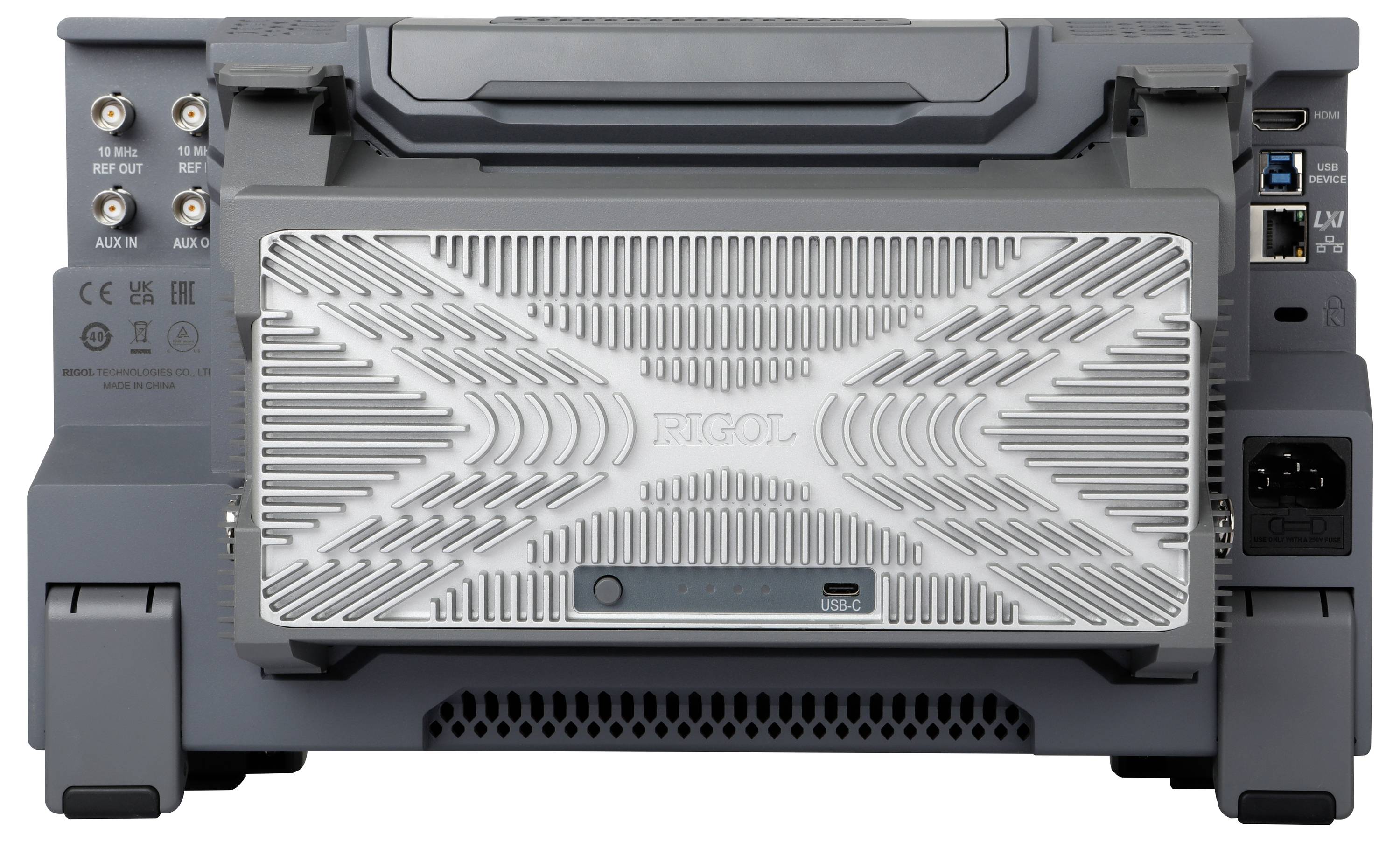 Widok z tyłu urządzenia elektronicznego z różnymi złączami i otworami wentylacyjnymi. Widoczne są dane techniczne i nazwa marki.