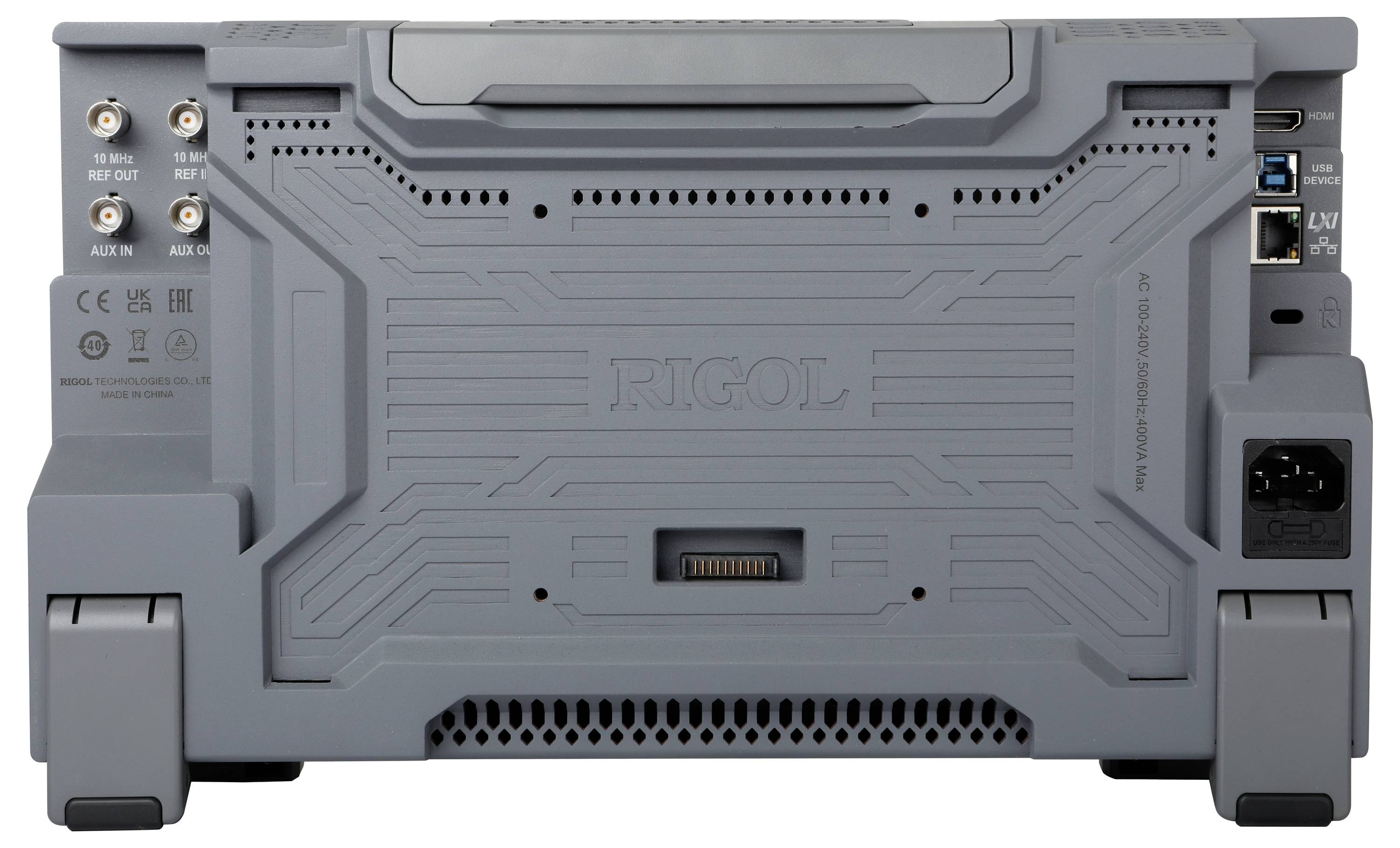 Tylna strona szarego urządzenia elektronicznego z wieloma złączami, przełącznikami i napisem 'Rigol'.
