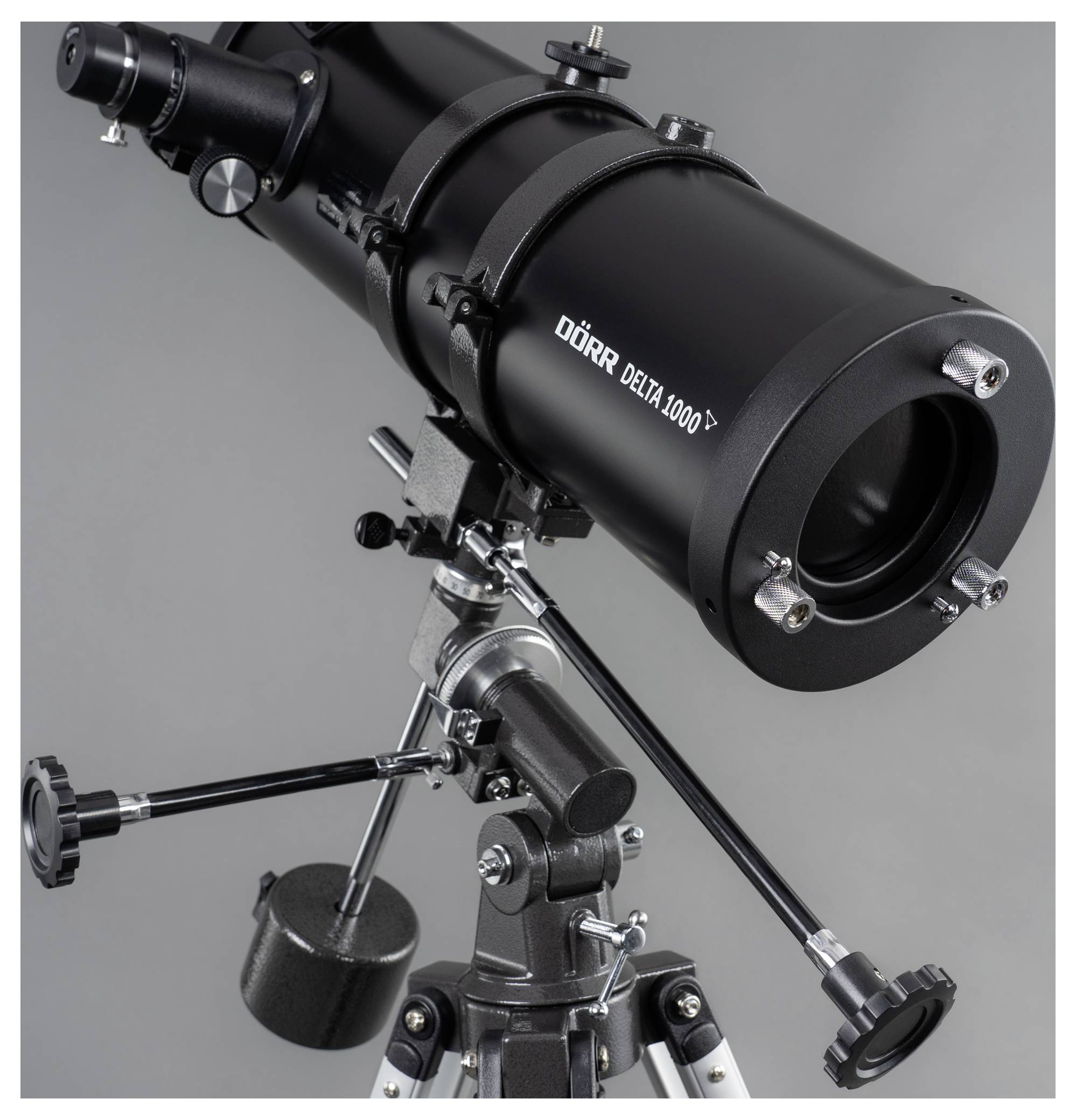 Czarny teleskop na stabilnym statywie, oznaczony napisem 'DÖRR DELTA 1000', przeznaczony do obserwacji astronomicznych.