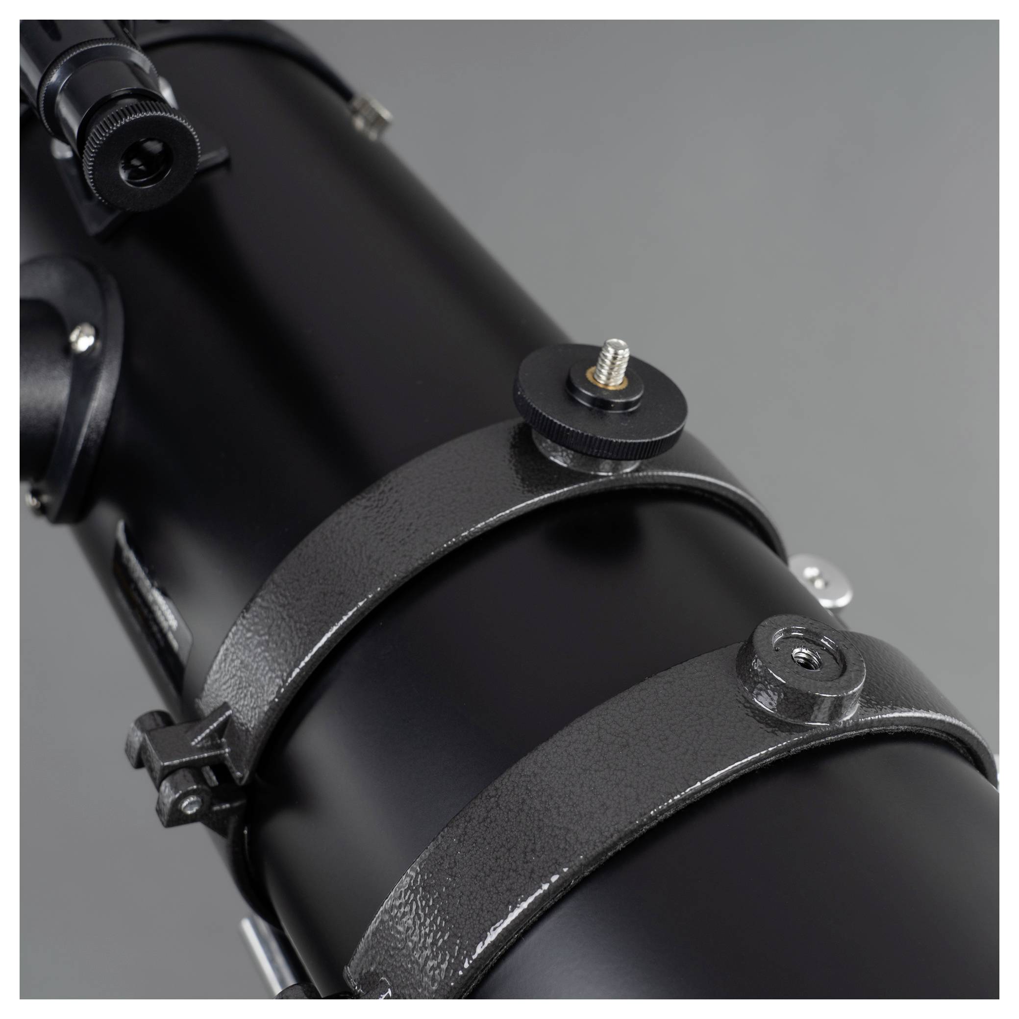 Zbliżenie czarnej wysuwnej rury z elementami mocującymi.