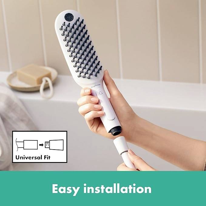 Dłoń trzyma szczotkę do słuchawki prysznicowej nad wanną. Na dole widnieje napis 'Uniwersalny montaż', obok symbol. Poniżej 'Łatwy montaż'.