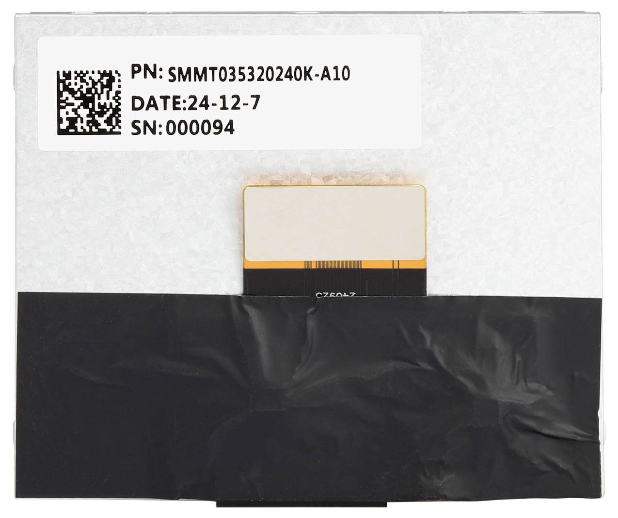 Prostokątny element elektroniczny z naklejką samoprzylepną na górze. Etykieta zawiera napisy: 'PN: SMMT035320240K-A10', 'DATE: 24-12-7', 'SN: 000094'.