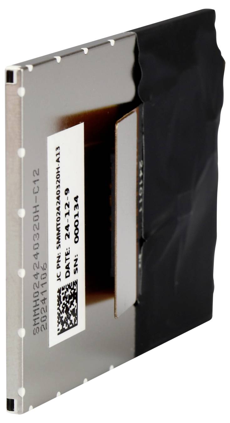 Metalowy moduł z etykietami i kodem QR. Na boku umieszczono szczegóły techniczne, takie jak numer modelu i data.