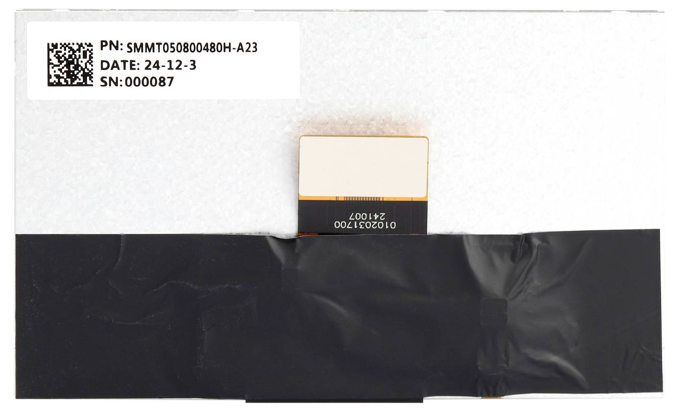 Tylna strona urządzenia elektronicznego z przewodem taśmowym i oznaczeniem: 'PN: SMMT05000480H-A23, DATA: 24-12-3, SN: 000087'.