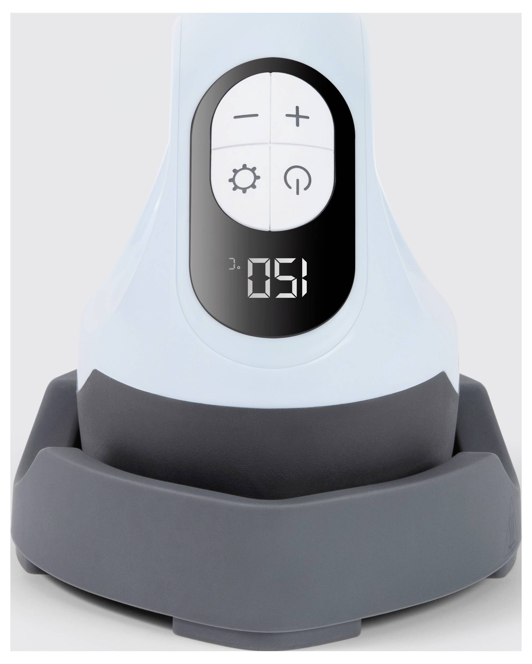 Urządzenie z cyfrowym wyświetlaczem pokazuje '51', poniżej znajdują się symbole plus, minus, ustawień oraz włączania/wyłączania. Stoi w stacji ładującej.