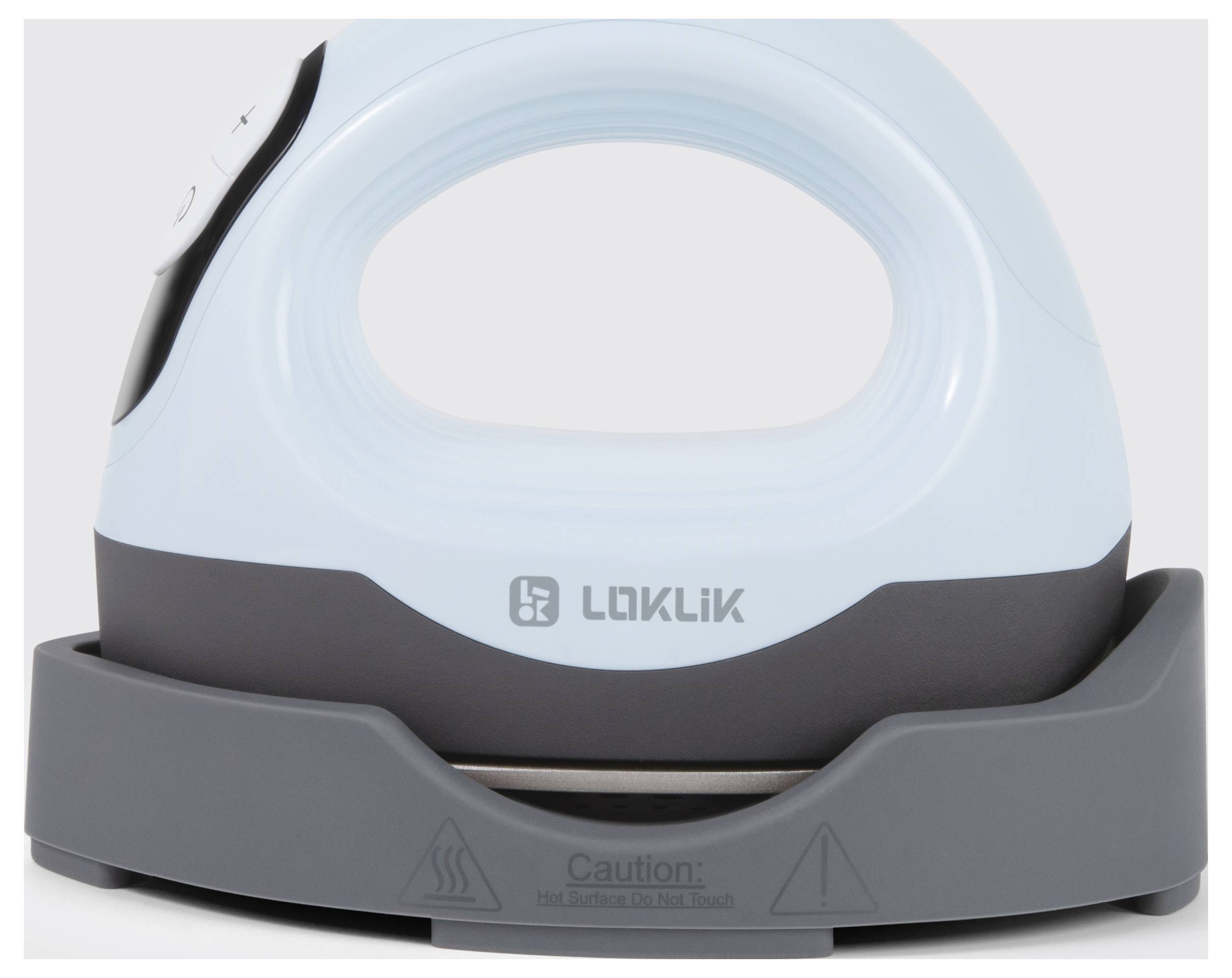 Małe, bezprzewodowe żelazko w jasnoniebieskim kolorze stoi na szarej stacji ładującej. Na żelazku widnieje logo 'LOKLIK'.