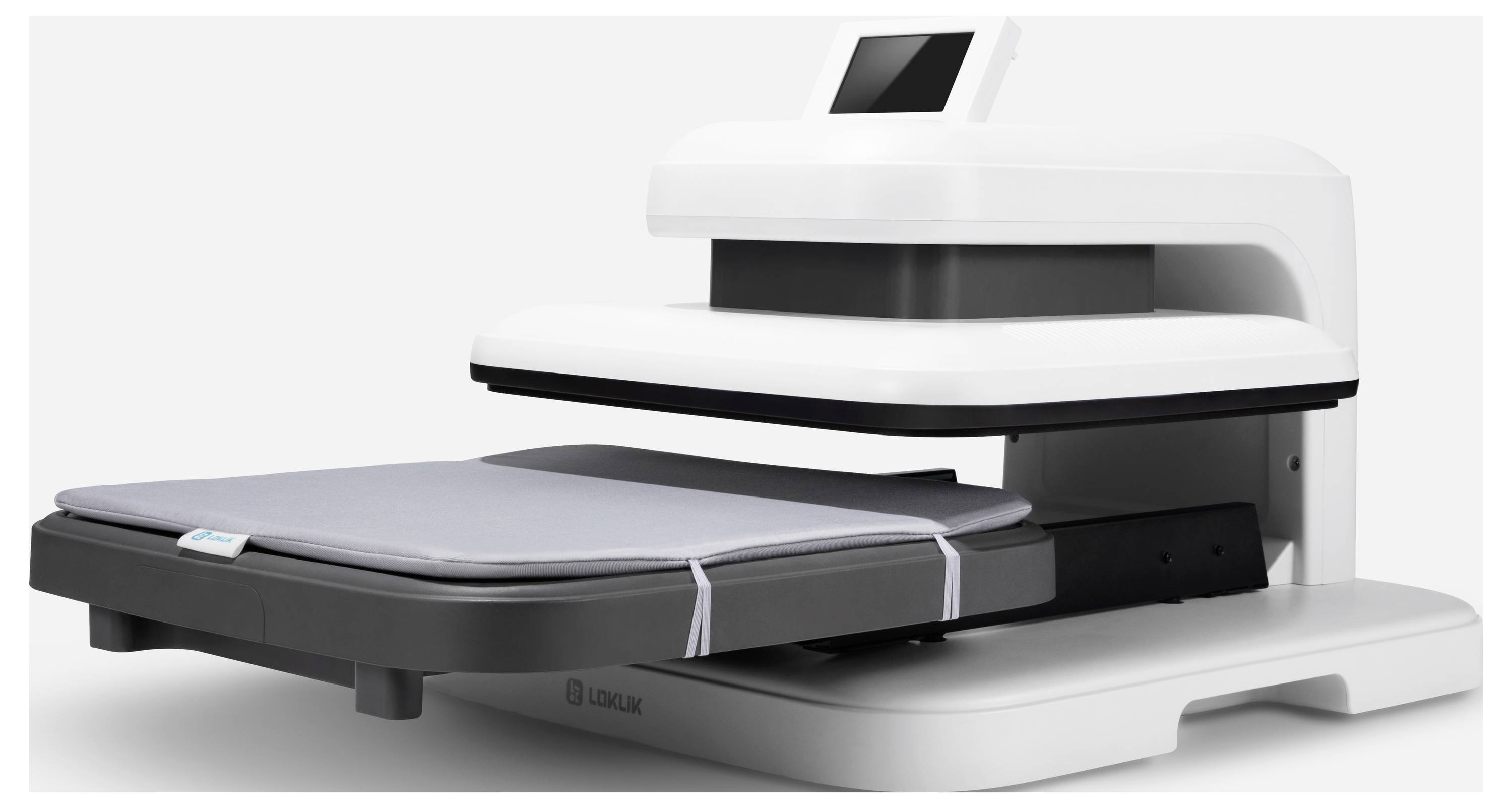 Biała prasa do transferu termicznego z cyfrowym wyświetlaczem wskazującym, że jest gotowa do pracy. Znajduje się w pozycji otwartej.