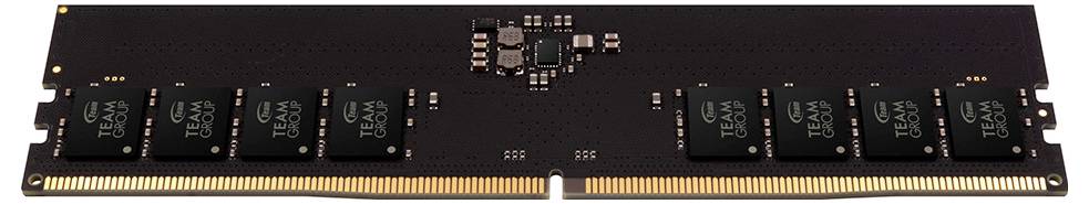 Moduł RAM w zbliżeniu, pokazujący złociste na dole chipy pamięci i styki. Kluczowy komponent komputerów do tymczasowego przechowywania danych.