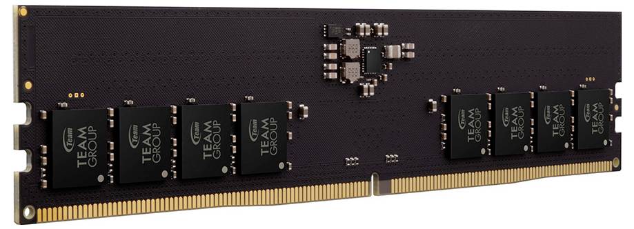 'Moduł pamięci DDR4 z czarną płytką drukowaną i złotymi stykami, wyposażony w osiem układów pamięci oraz kilka innych elementów elektronicznych.'