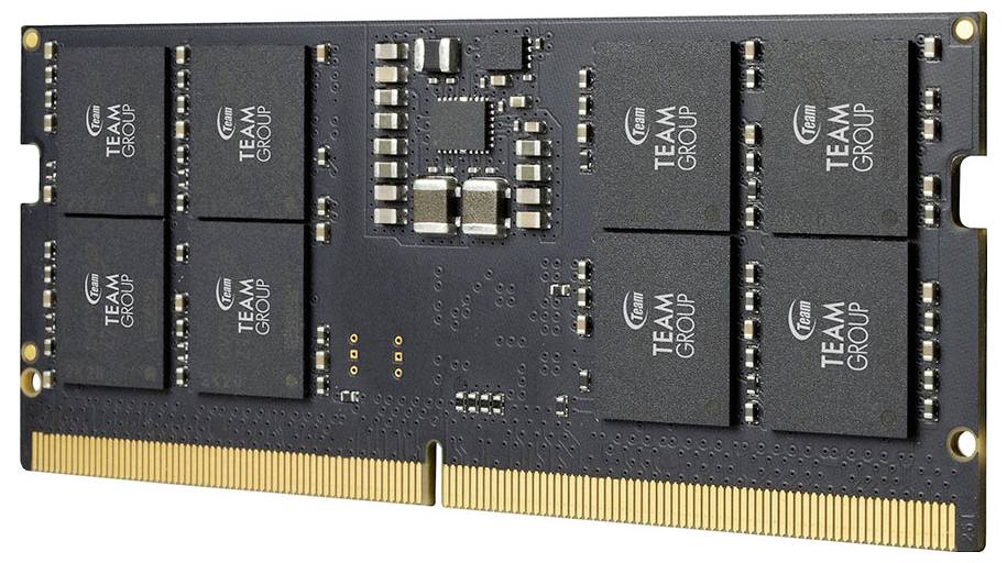 Moduł RAM z czarnymi układami scalonymi i złotymi stykami, używany w komputerach do tymczasowego przechowywania danych i zwiększania wydajności.