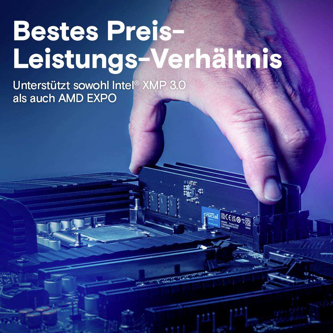 Zbliżenie dłoni wkładającej moduł RAM do płyty głównej. Tekst: Najlepsza relacja ceny do wydajności. Obsługa INTEL XMP 3.0 i AMD EXPO.