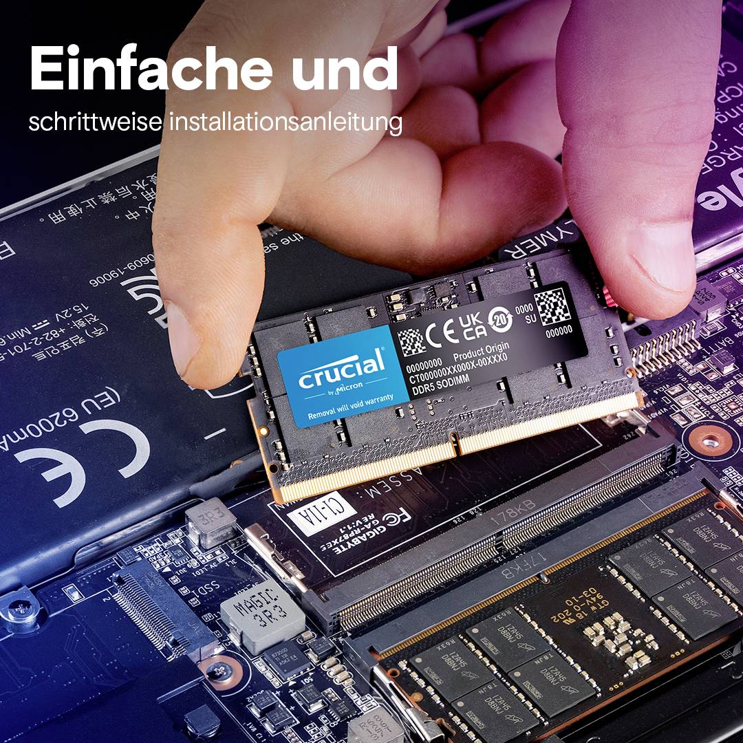 Ręka instaluje chipset pamięci RAM Crucial w laptopie. Tekst u góry: 'Prosta instrukcja instalacji krok po kroku.'