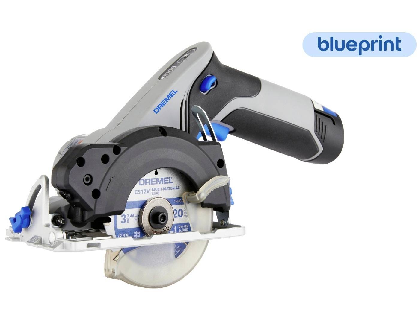 Osoba trzyma akumulatorowe narzędzie Dremel 12V. Na rozmytym tle widoczne są inne narzędzia. Ostrość skierowana na urządzenie akumulatorowe trzymane w ręku.