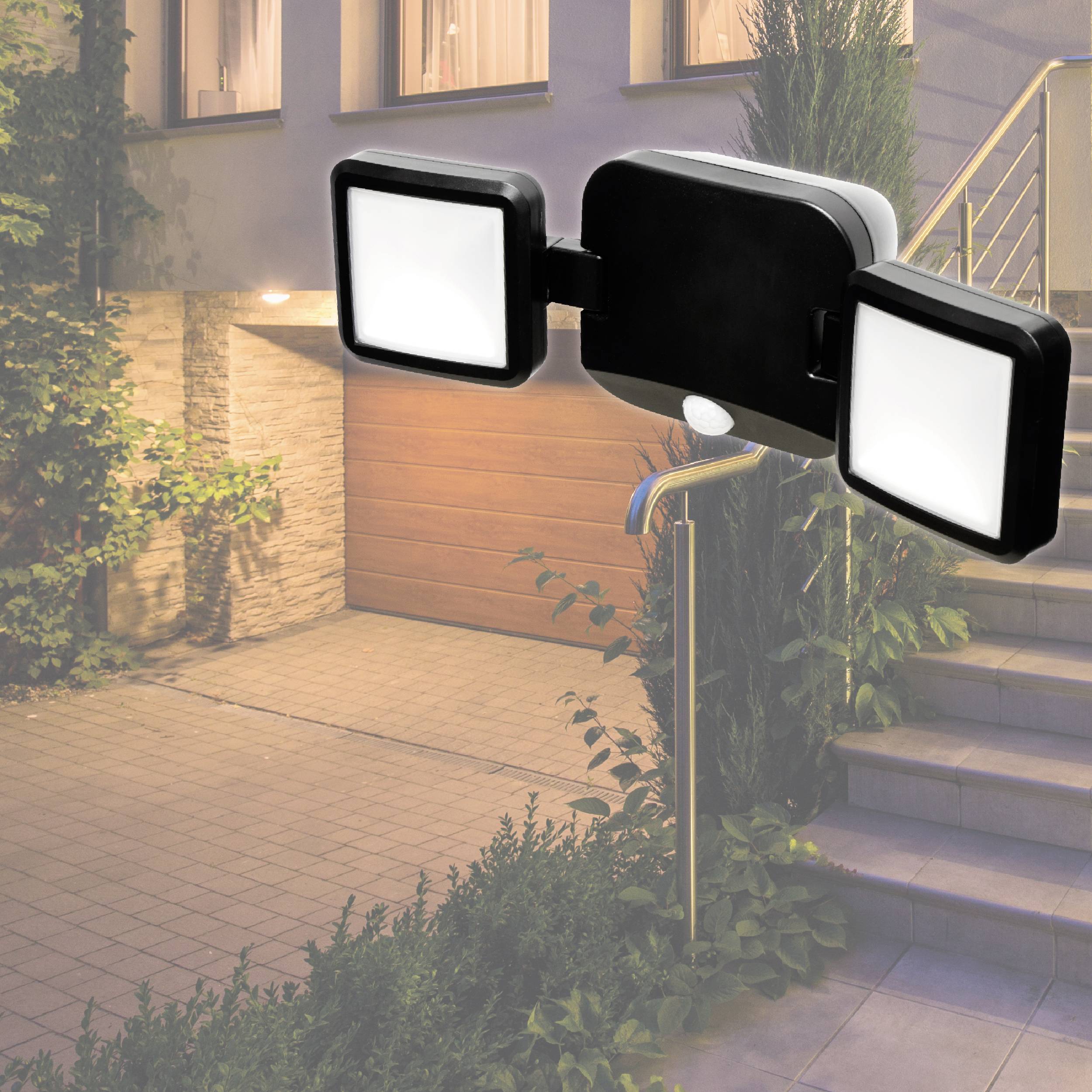 Kinkiet zewnętrzny z dwoma regulowanymi reflektorami LED zamontowanymi na ścianie domu, oświetlający podwórze i schody. Idealny do zapewnienia bezpieczeństwa po zmroku.