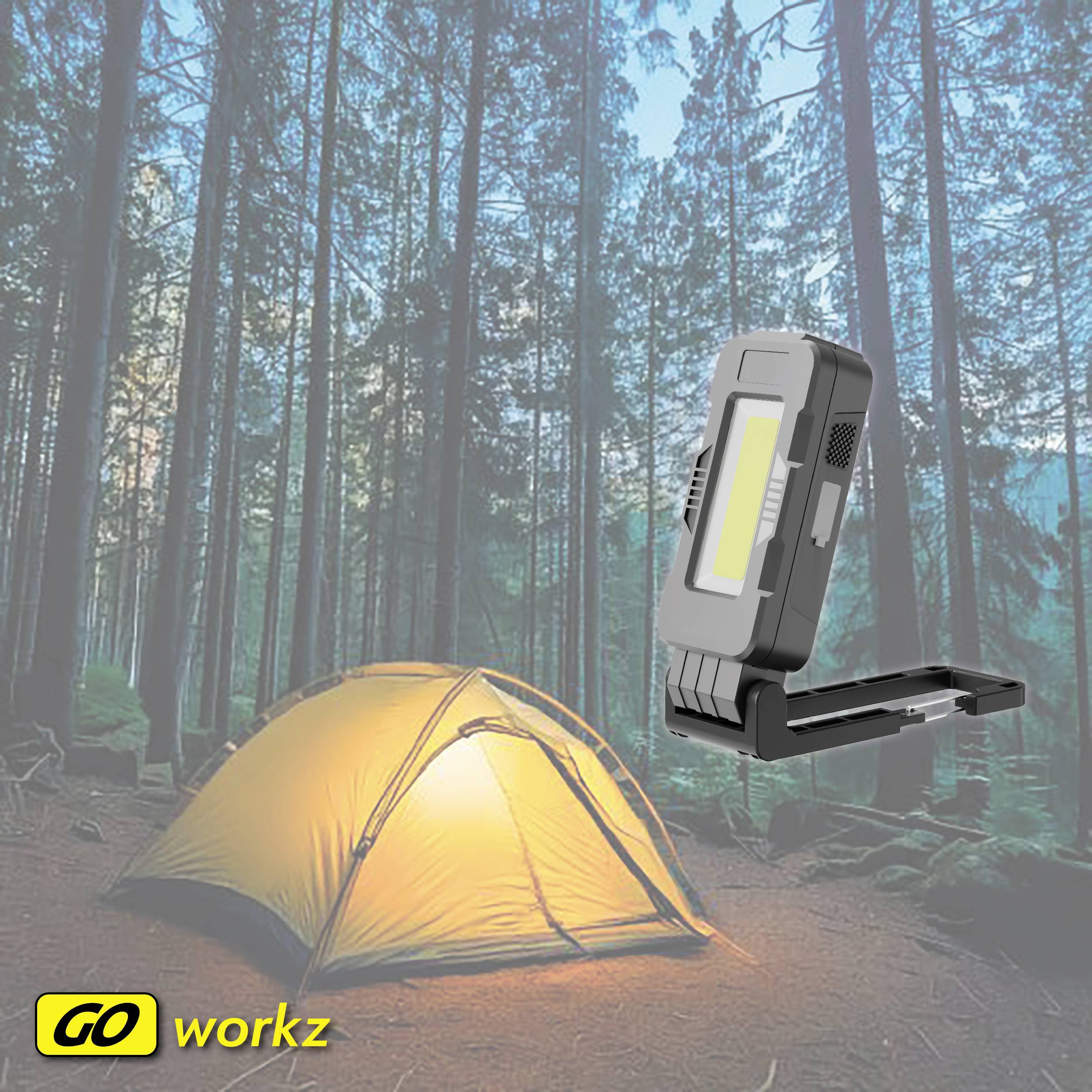 Oświetlony namiot stoi w lesie o zmierzchu. Na pierwszym planie znajduje się przenośna lampa LED. W lewym dolnym rogu logo 'GO workz'.