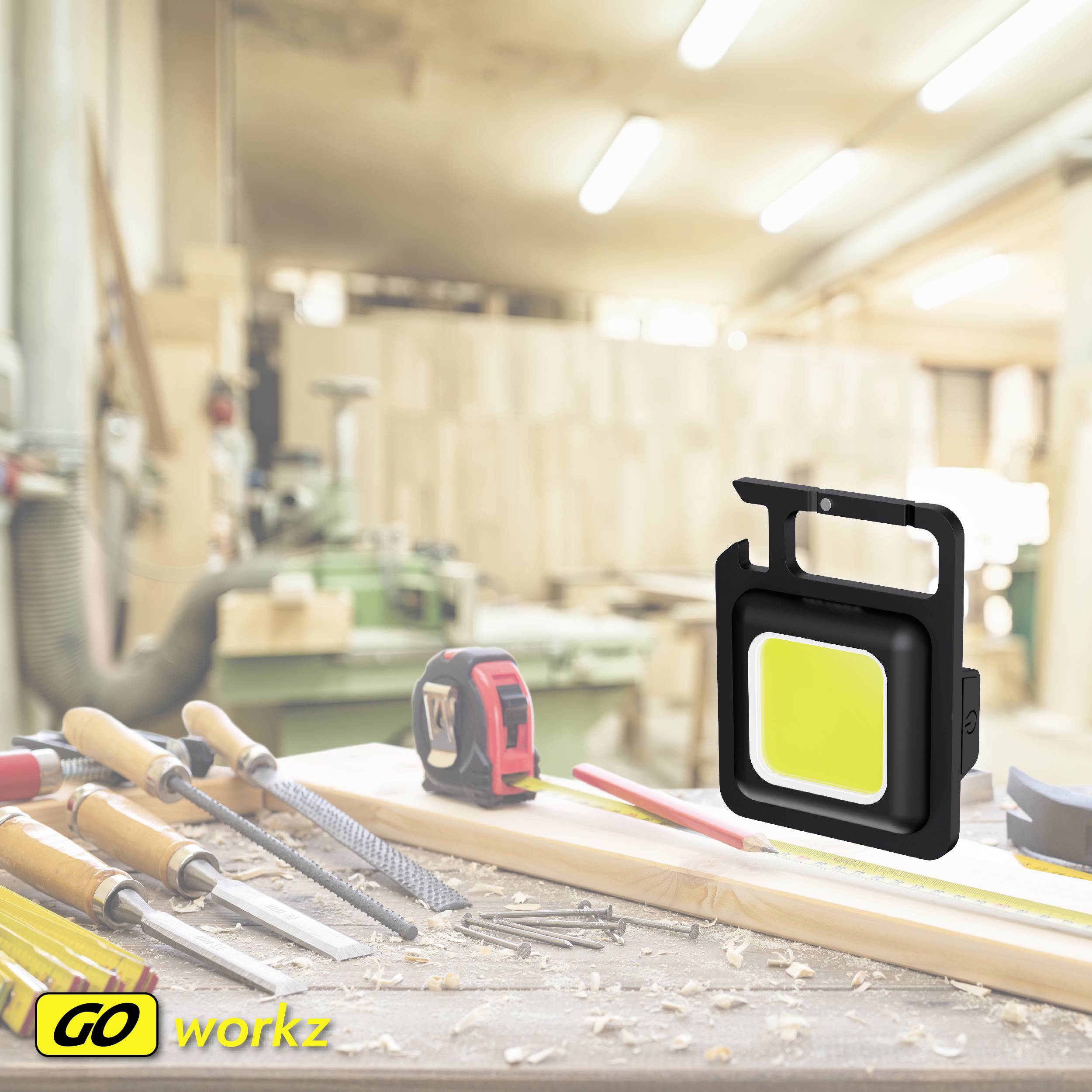 Lampa LED 'Do pracy' w jasnym warsztacie, otoczona narzędziami. Akcent świetlny na obszarze roboczym, zwiększenie widoczności.