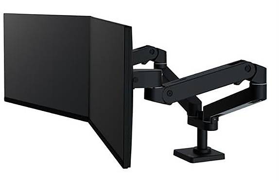 Czarny uchwyt monitora z podwójnymi przegubami, trzymający dwa ekrany obok siebie, zamontowany na biurku.