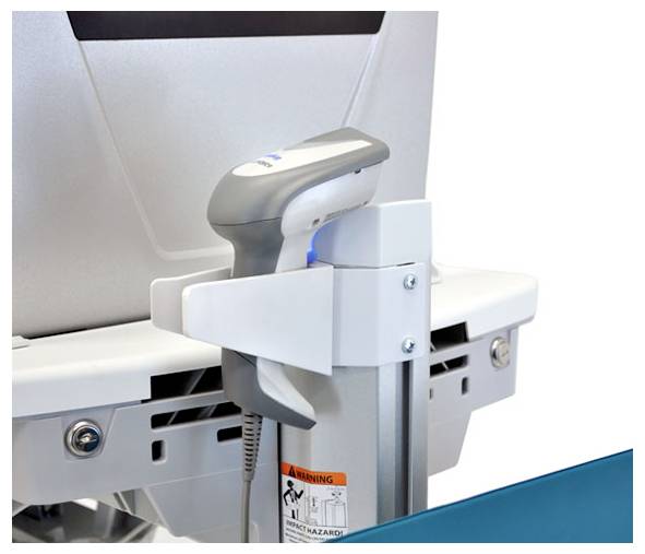 Ręczny skaner jest przymocowany do boku urządzenia medycznego, gotowy do użycia w celu rejestracji danych pacjenta.