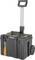 Czarny kufer na narzędzia z pomarańczowymi akcentami, wysuwaną rączką i kółkami. Idealny do transportu narzędzi podczas prac w terenie.