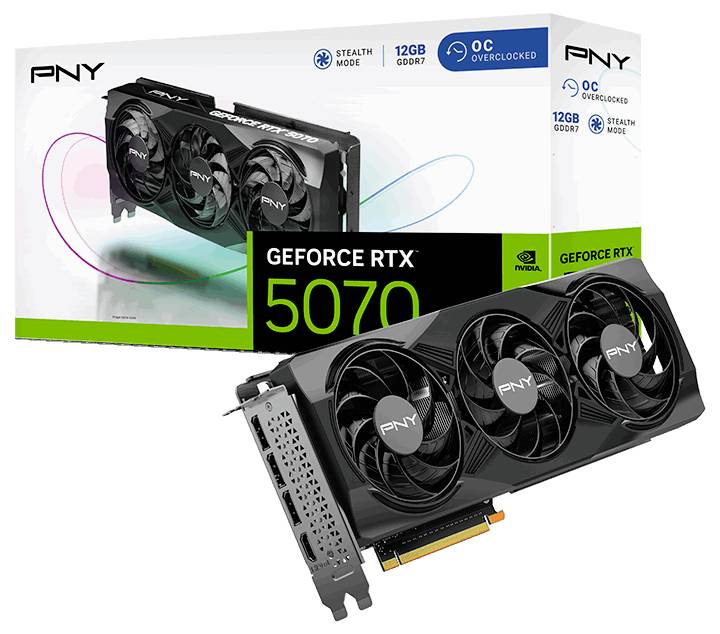 Karta graficzna PNY GeForce RTX 5070 z 12 GB pamięci, przedstawiona przed opakowaniem produktu, podkreśla trójwentylatorową budowę urządzenia.