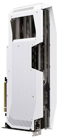 Pionowo ustawiona biała karta graficzna z obudową wykonaną z metalowych elementów, umożliwiająca widok żeberek chłodzących.