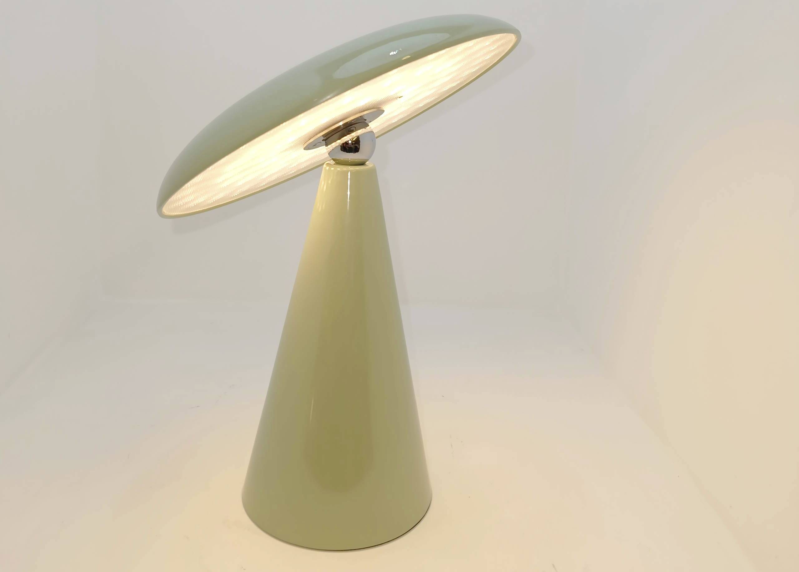 Nowoczesna, stożkowa lampa stołowa z pochylonym kloszem, która rozświetla wnętrze ciepłym światłem. Idealna do stylowego oświetlenia wnętrz.