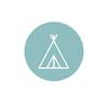 Biały symbol tipi na turkusowym kole, reprezentujący camping lub naturę.