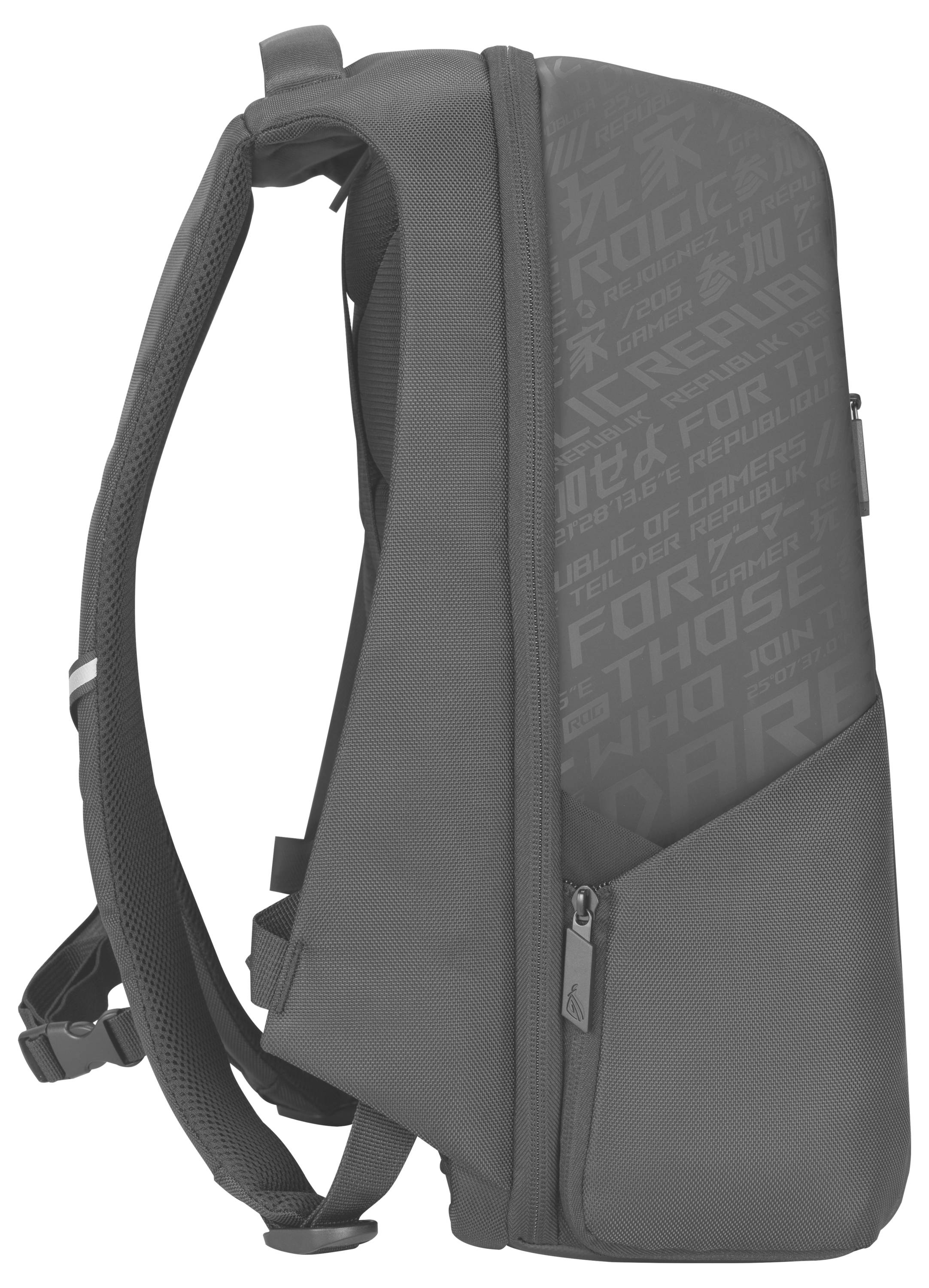 Widok z boku szarego plecaka na laptopa z wyściełanymi paskami, z wieloma przegrodami, na którego powierzchni znajdują się litery i symbole.