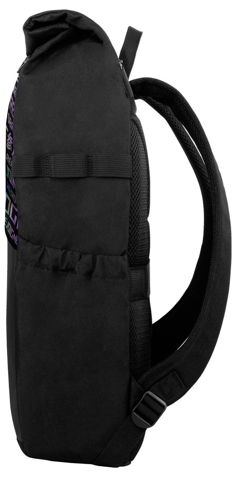 Czarny plecak widziany z boku, z wyściełanymi paskami na ramiona i kieszenią z przodu.