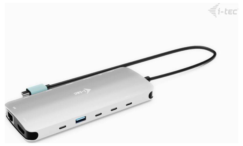 Srebrny hub USB-C z wieloma portami, w tym HDMI, USB-A i Ethernet. Wyposażony w krótki kabel.