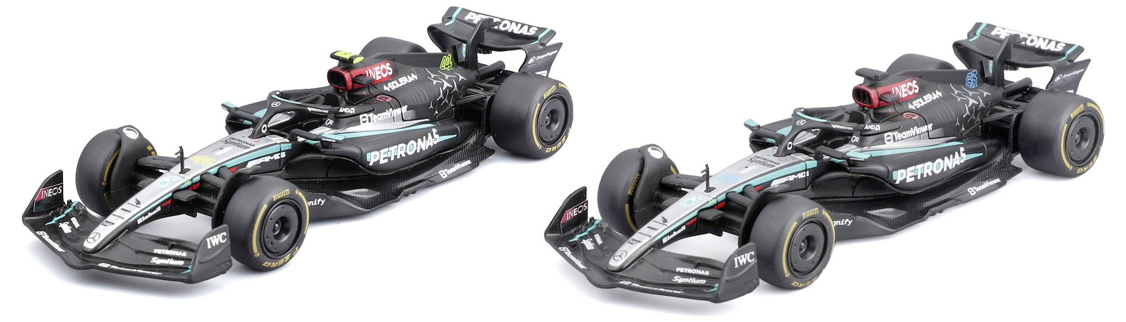 Dwa czarne samochody Formuły 1 z logo sponsorskim PETRONAS, charakteryzujące się aerodynamiczną sylwetką i wyrazistymi przednimi skrzydłami, stoją obok siebie.