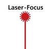 Czerwona linia laserowa kończy się w okrągłym, promieniście rozchodzącym się punkcie, nad którym znajduje się czarny napis 'Laser-Focus'.