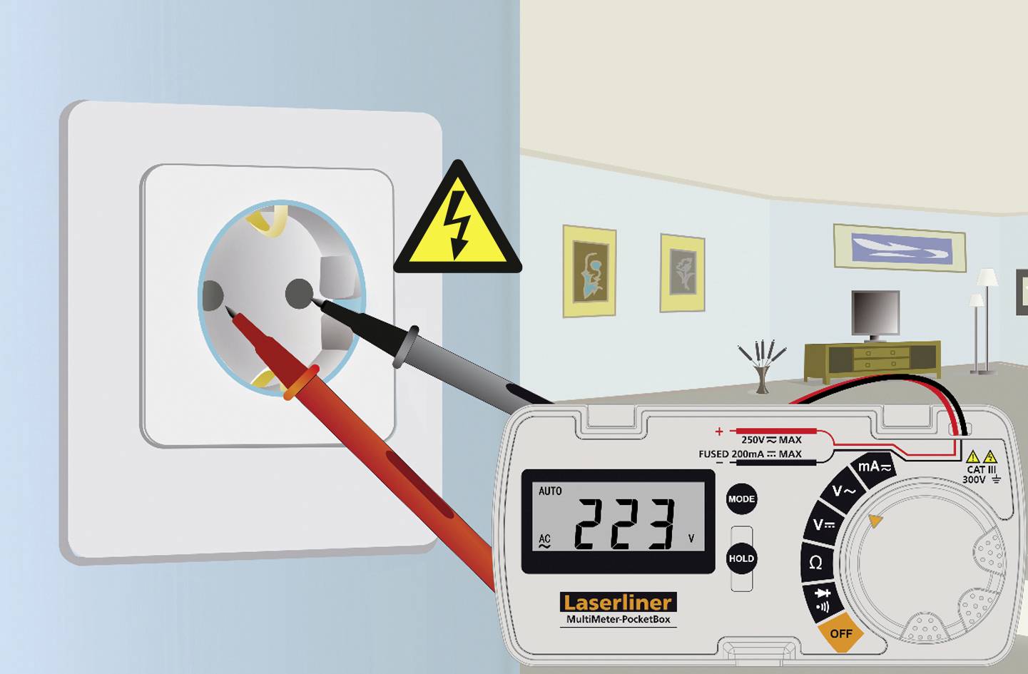 Multimetr mierzy napięcie w gniazdku elektrycznym, wskazuje 223V. Widoczny jest symbol ostrzegawczy dotyczący napięcia elektrycznego. W tle telewizor i obrazy.