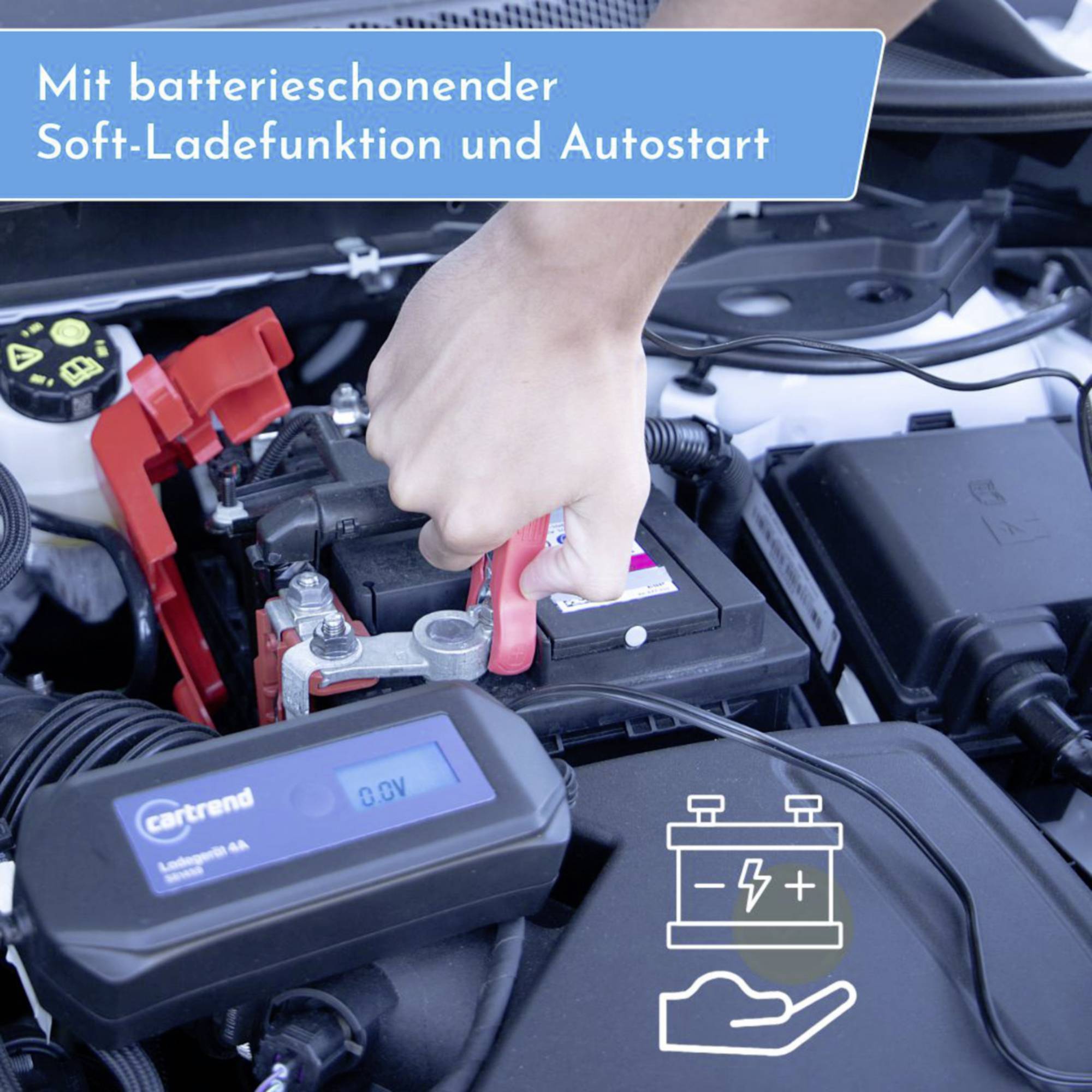Ręka trzyma przewód przy akumulatorze samochodowym. Ładowarka wskazuje 12,0V. Tekst na górze: 'Z funkcją ładowania oszczędzającego baterię i autostartem'.