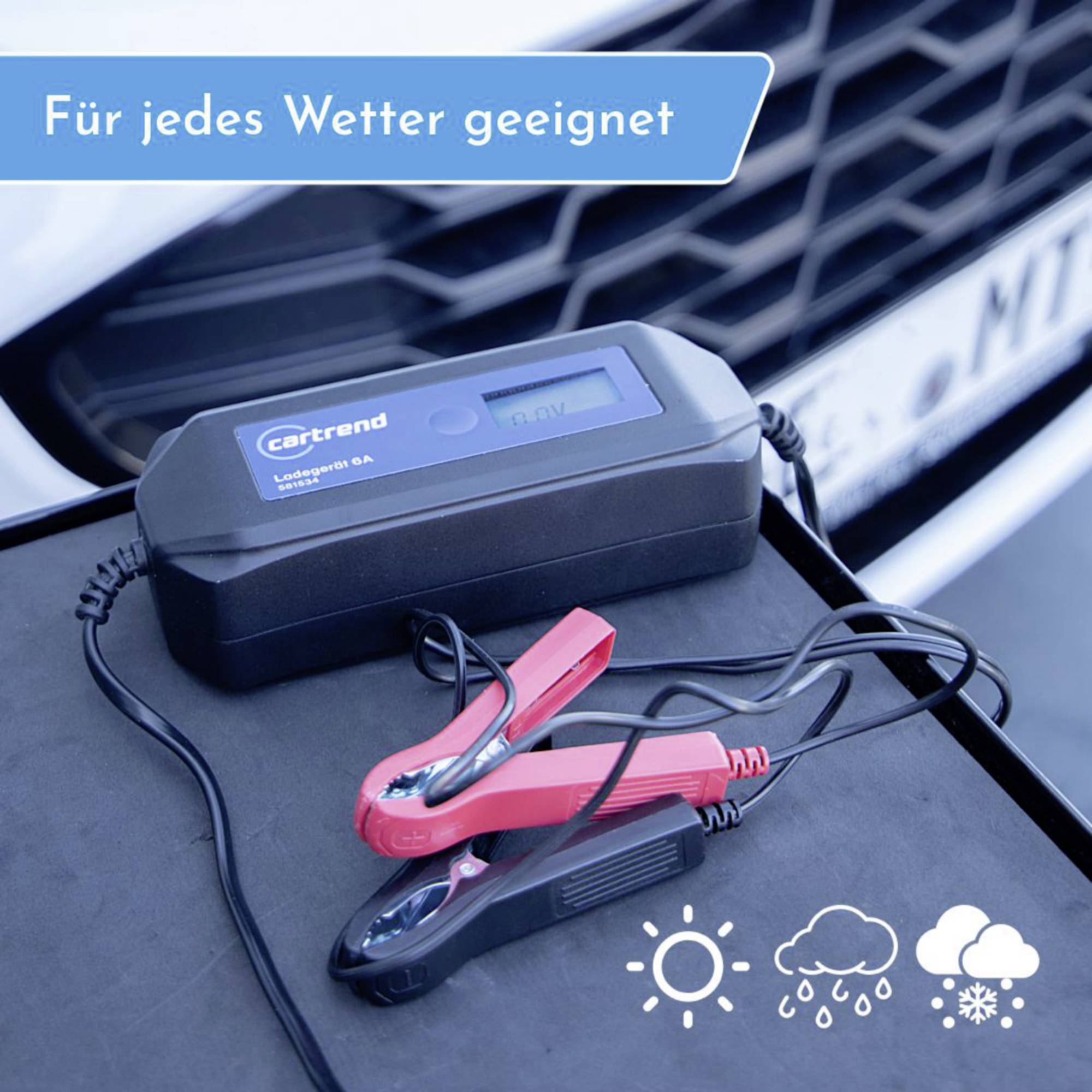 Ładowarka samochodowa na stole, podłączona, z napisem "Odpowiednia do każdej pogody" i symbolami pogody: słońce, deszcz, śnieg.