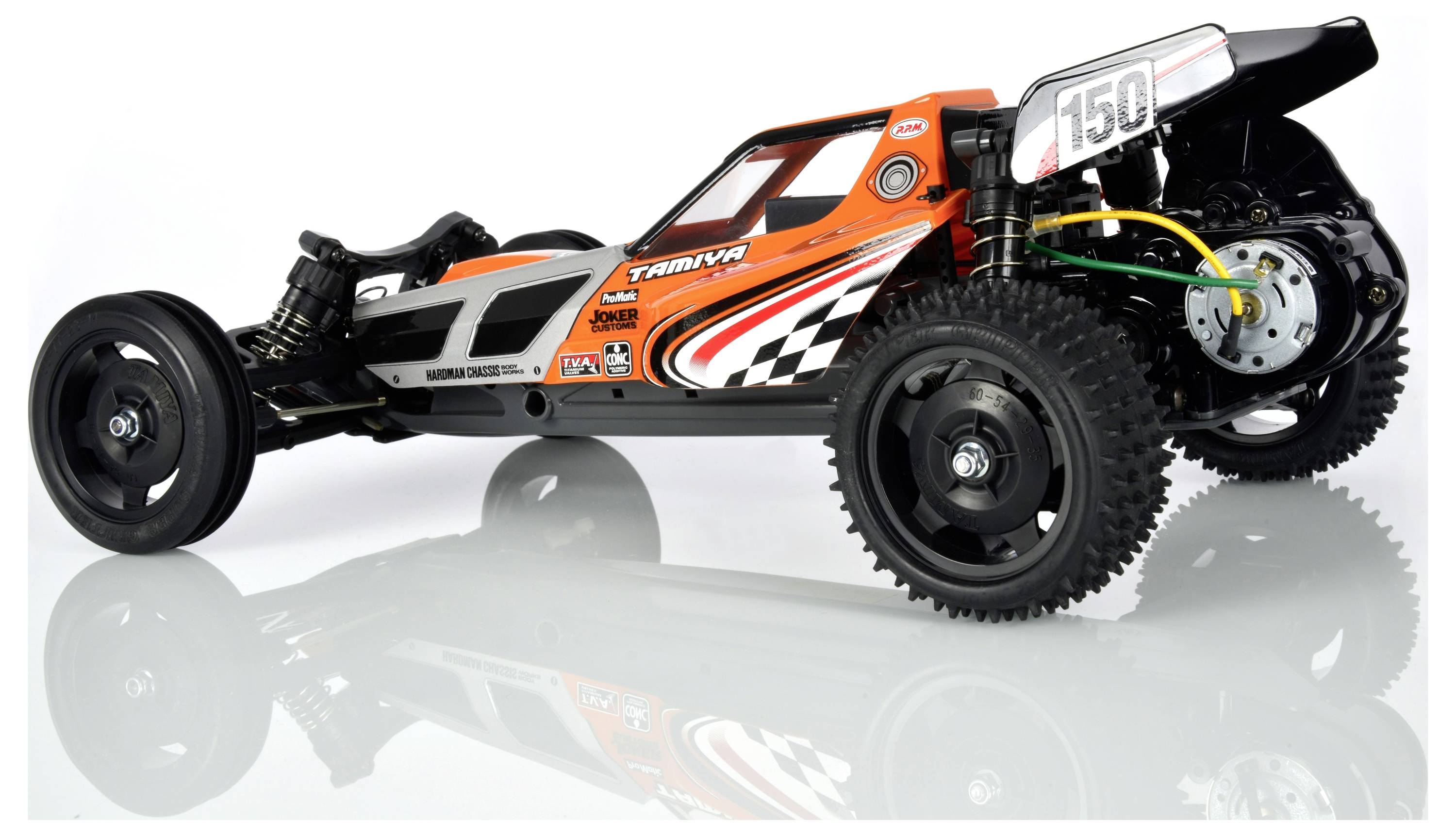 Pomarańczowy samochód zdalnie sterowany o numerze '150' na refleksyjnej powierzchni. Pojazd posiada duże opony i dynamiczną stylistykę.