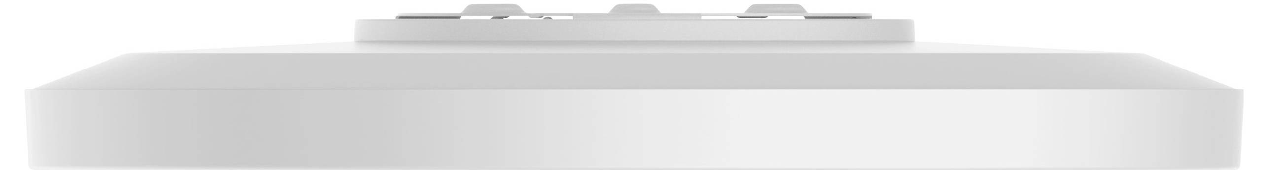 Biały, okrągły czujnik dymu zamontowany na suficie.