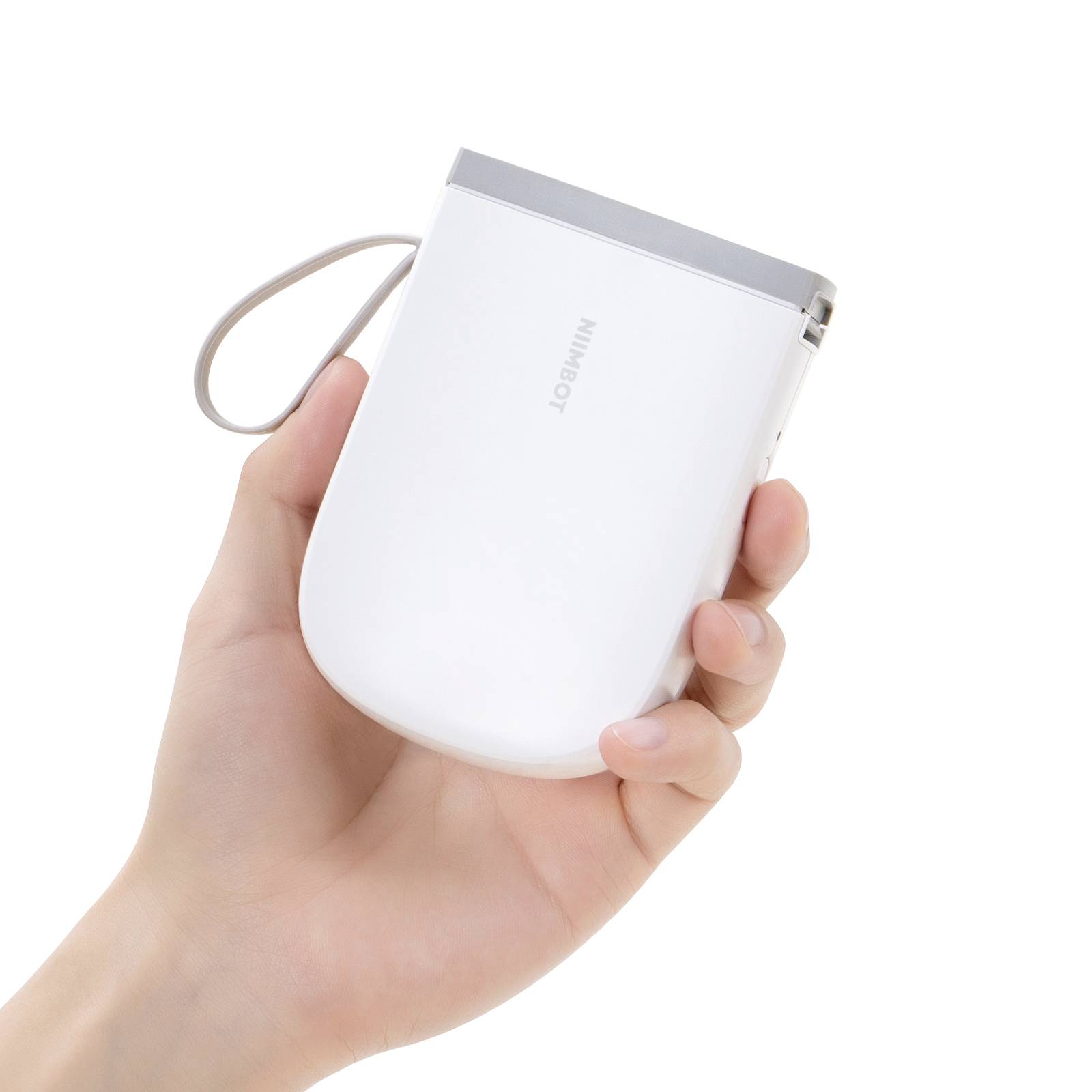 Dłoń trzyma małą, białą przenośną drukarkę z szarymi akcentami i paskiem do noszenia.