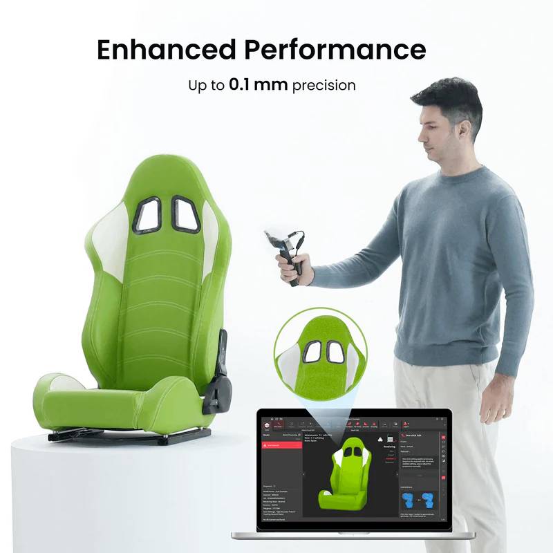 Mężczyzna stoi obok zielono-białego fotela gamingowego ustawionego na podstawie. Na ekranie laptopa wyświetlana jest oprogramowanie do personalizacji fotela.