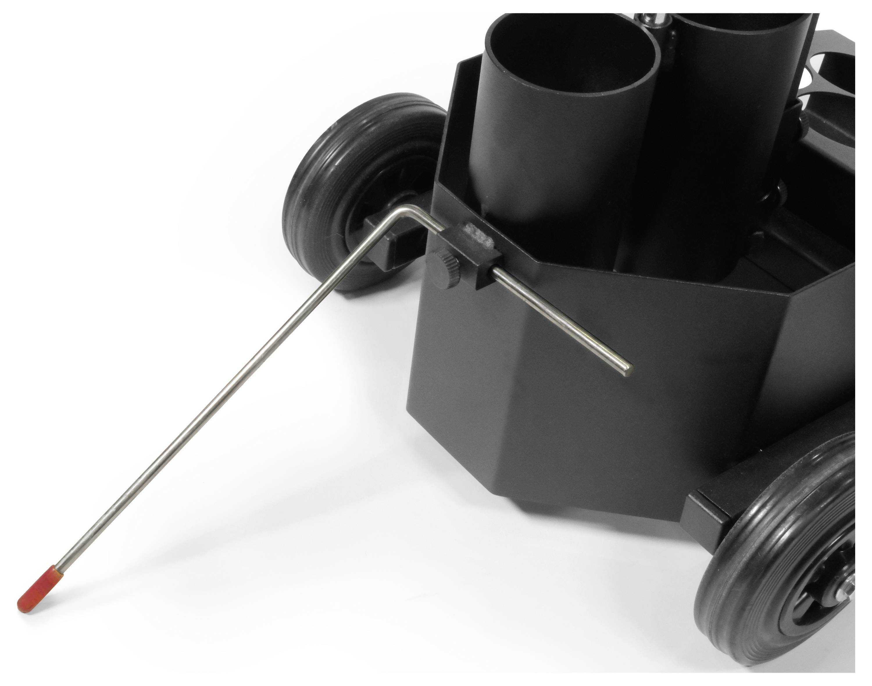 Zbliżenie czarnego samochodu z dwoma czarnymi rurami i czterema kołami. Długi metalowy pręt z czerwonym zakończeniem jest do niego przymocowany.