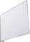Pusta, prostokątna tablica białej planszy z srebrną ramką. Idealna do prezentacji lub sporządzania notatek w biurach i salach lekcyjnych.