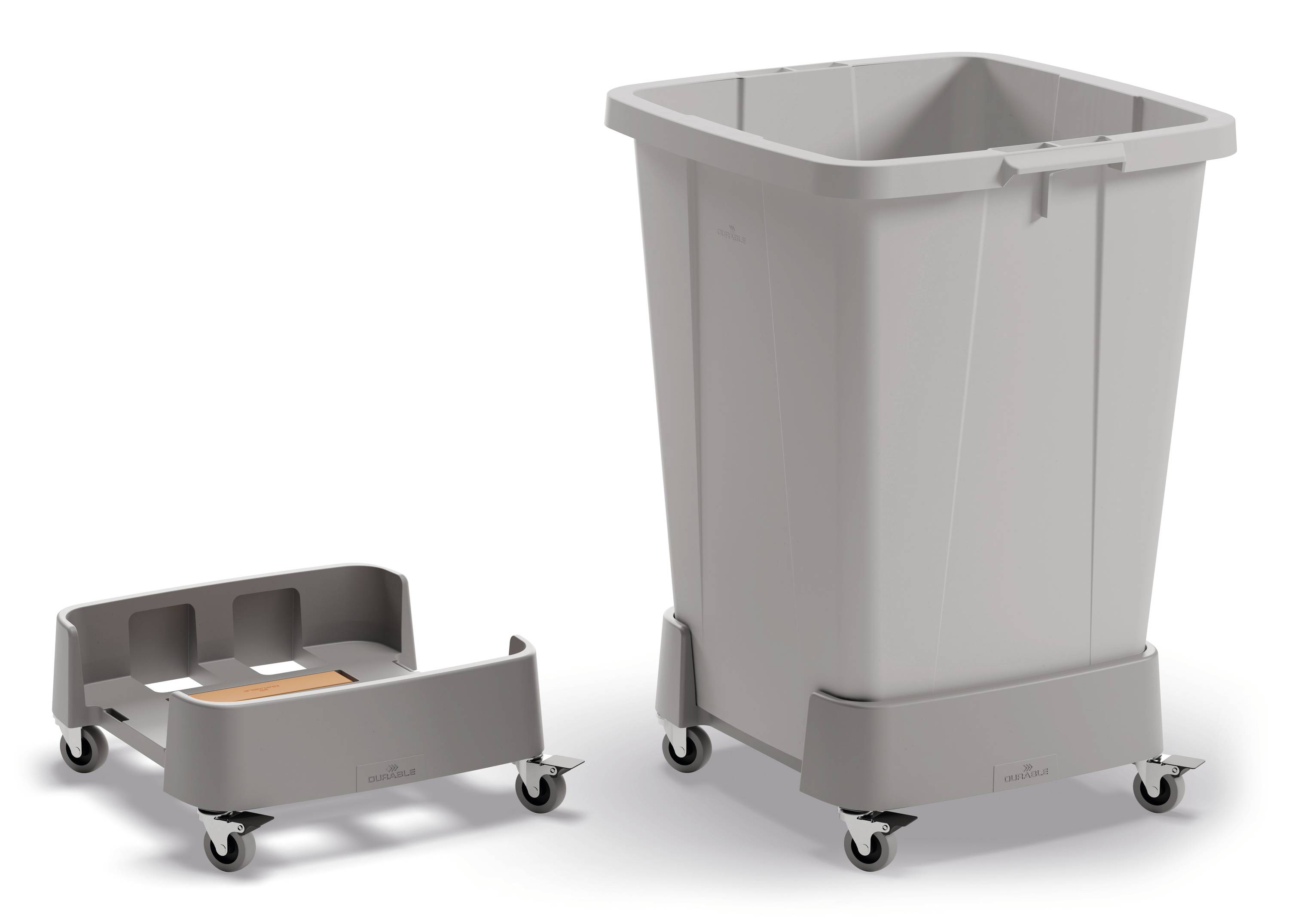 Szary kosz na kółkach obok osobnej podstawy jezdnej. Oba elementy umieszczone na białym tle.