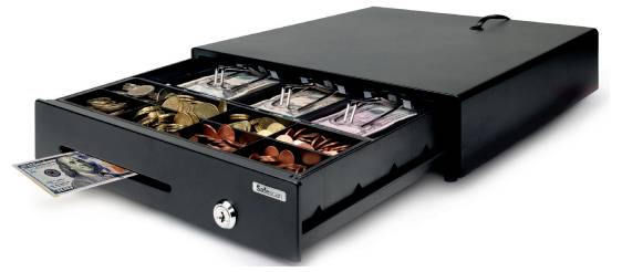 Otwarta szuflada kasy z monetami i banknotami w przegródkach. Banknot 100-dolarowy wystaje z jednej z przegród.